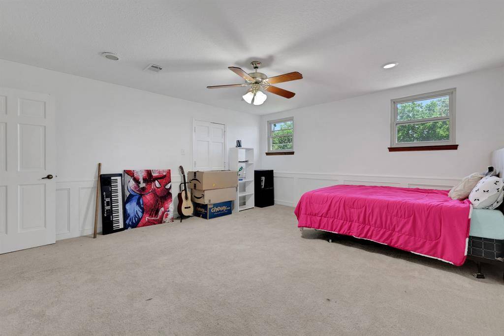 Large secondary room with ample closet space