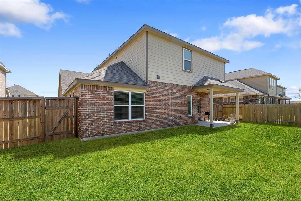 Whether you envision a beautiful garden, a play area for children, or a space for additional outdoor activities, the expansive yard provides ample room to bring your ideas to life.