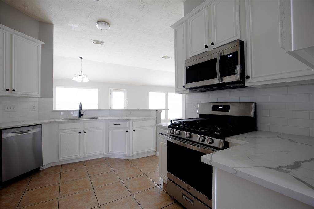 New gas range and dishwasher