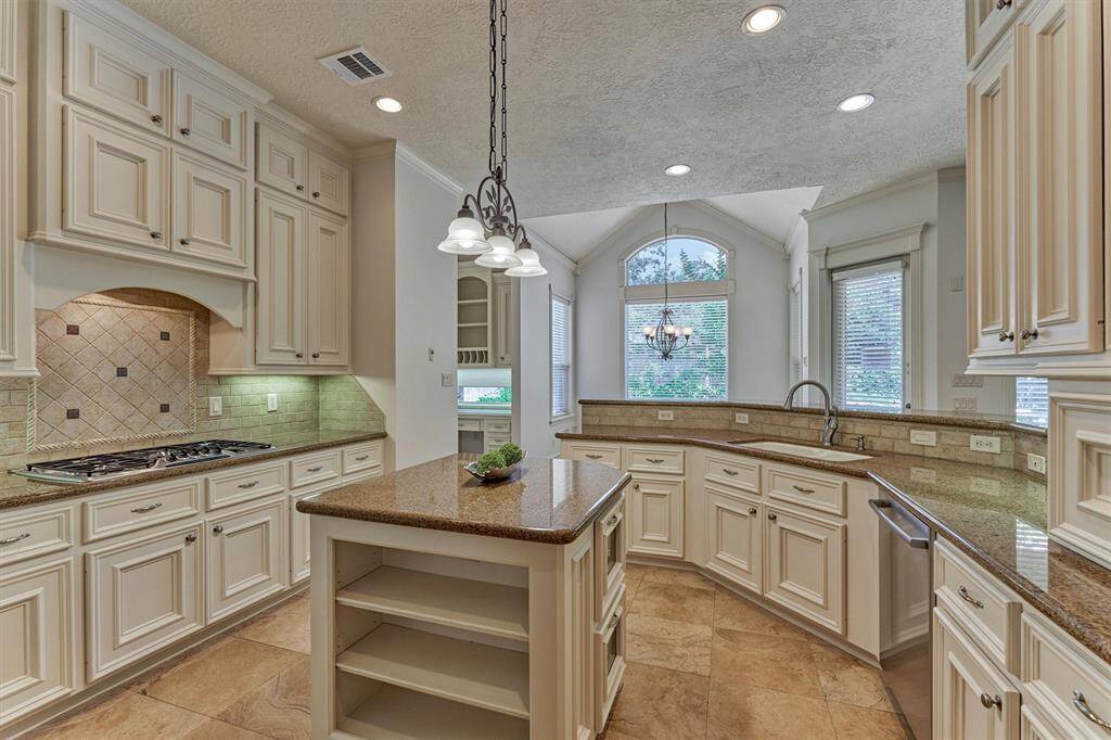 With an abundance of prep space and cabinetry - for storage, this chef's kitchen is a dream come true!