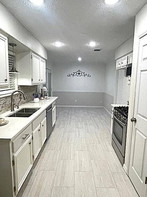 Kitchen w/Quartz Countertop