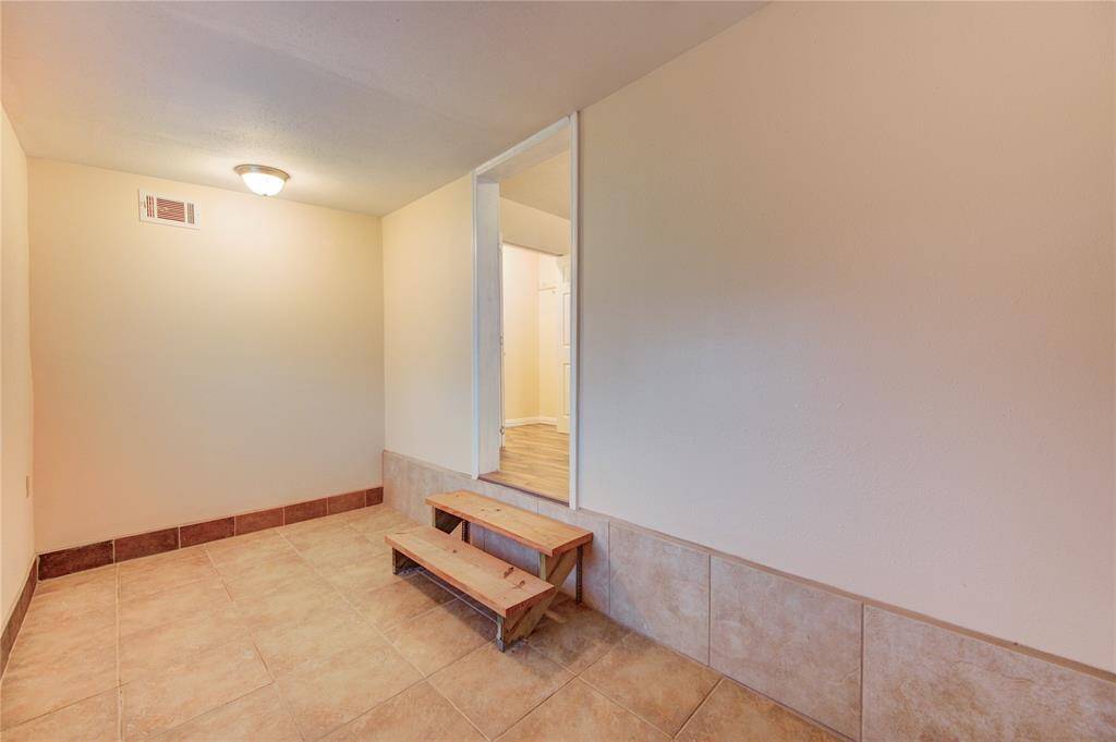 Extra space could be used as an extra bedroom or hobby space