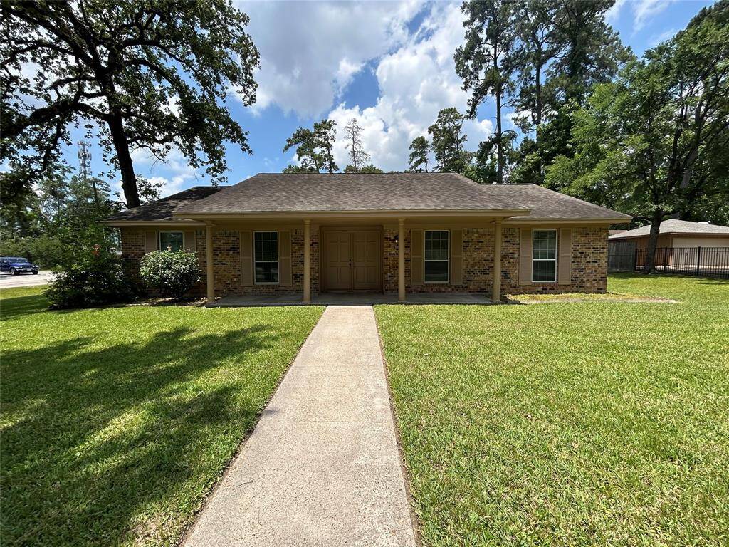 Fully fenced corner lot. Perfect location for quick access going into The Woodlands, Houston or Conroe