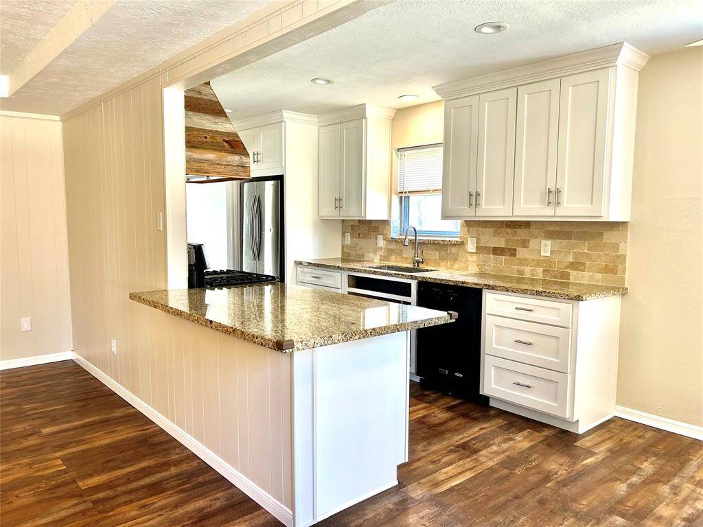 Bright open kitchen featuring shaker cabinets with soft close, lots of drawers, custom vent a hood and granite counter tops