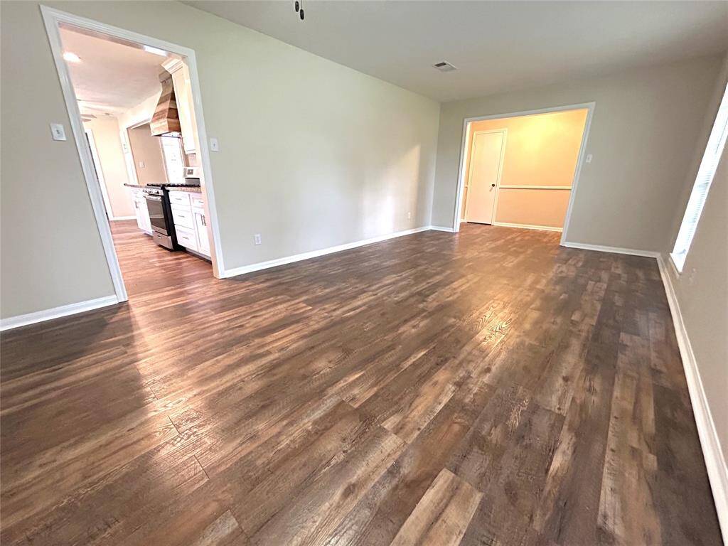 Open to kitchen and entry, it could be divided into 2 separate rooms