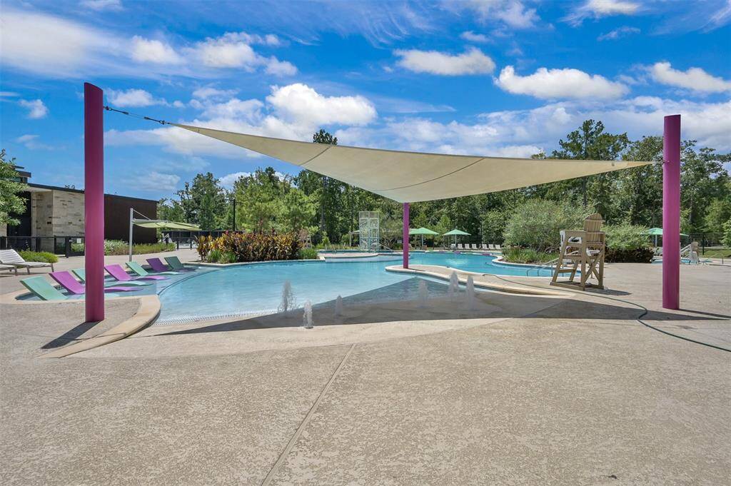 The shaded, zero-depth entry with fountains is perfect for the littles
