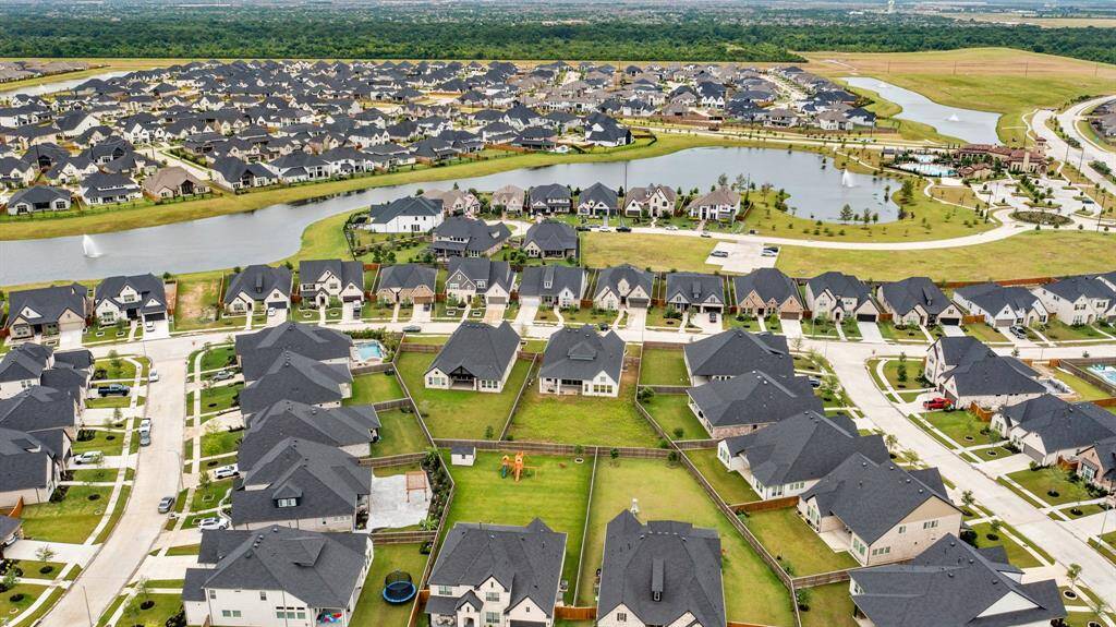 The area features well-maintained lawns, fenced yards, and several ponds, offering a peaceful, family-friendly environment with scenic views.