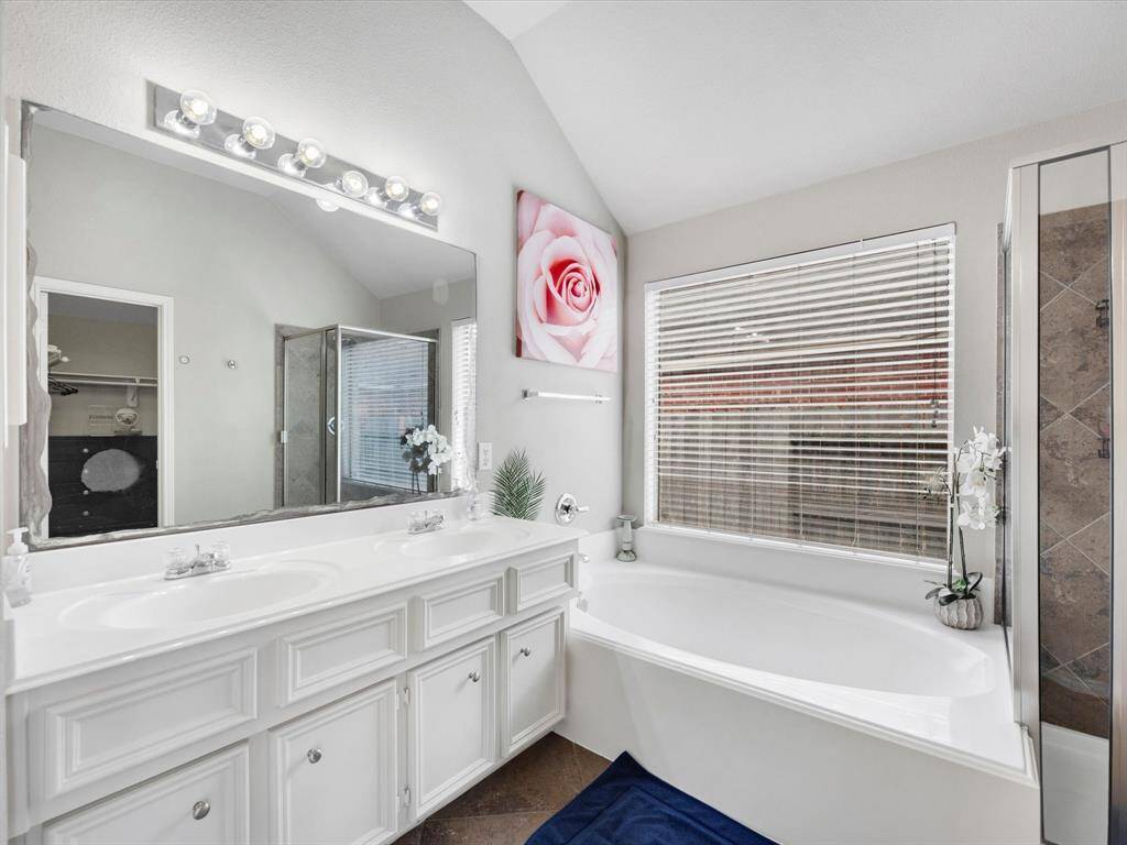 Double sink vanity in primary suite