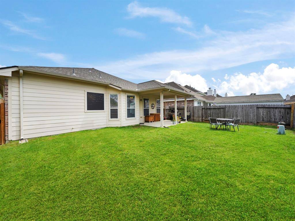 New fence just installed. Large backyard! Great space to create your perfect backyard!