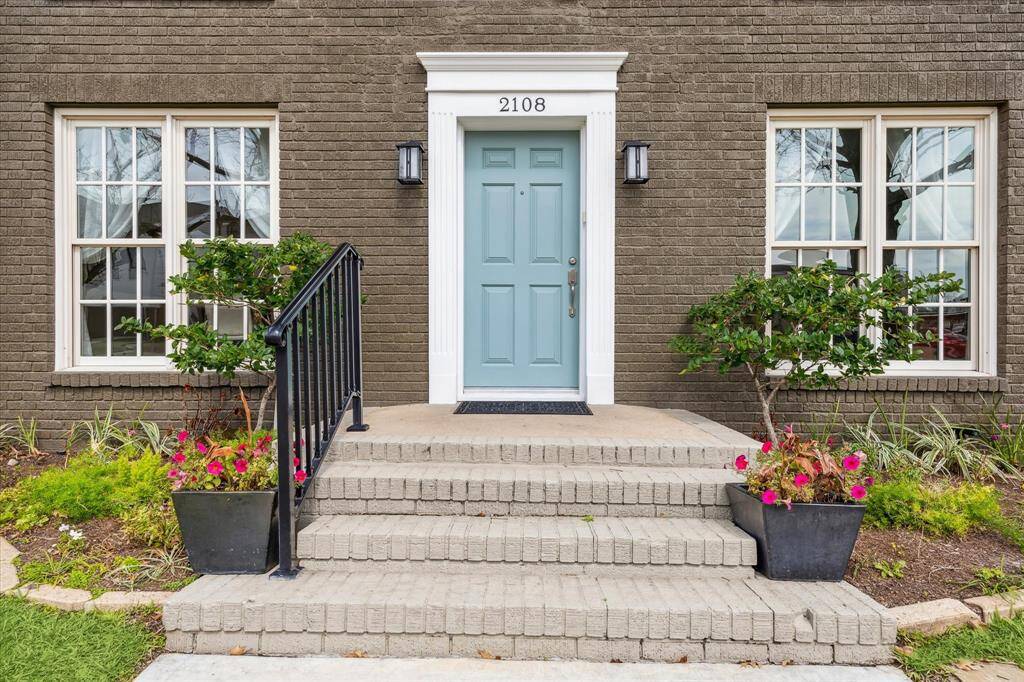 Your spacious, versatile and adaptable 4-square home awaits!