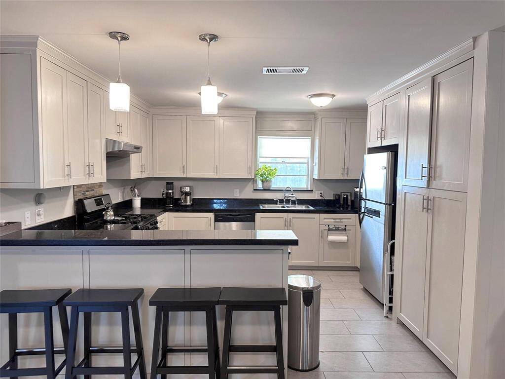 Kitchen with eat-in counter.