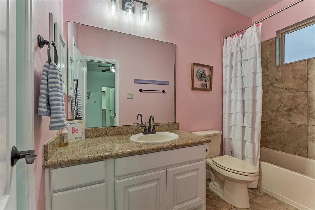 Full secondary bathroom
