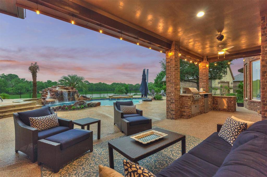 Large outdoor covered area plus outaq
