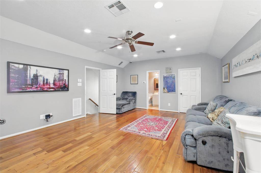 Beautiful 1.5 story home, make yourself at home