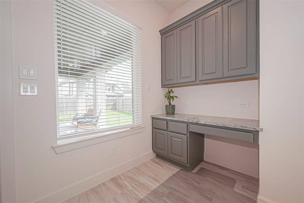 Stay organized with this practical and stylish workstation, perfectly positioned just off the dining area.