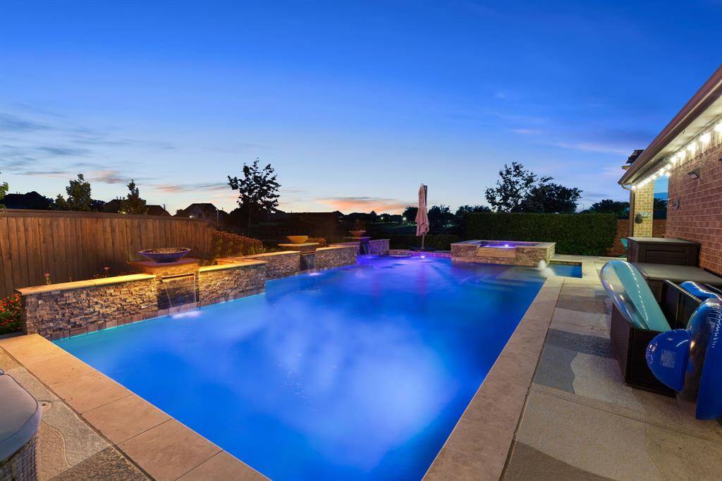 Whether you're luxuriating in the spa or hanging out on the steps, this looks like a true Paradise.