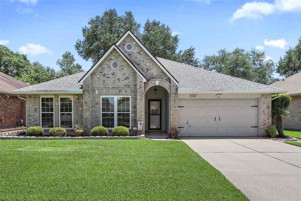 Welcome to this well-maintained home in Brittany Bay. Roof replaced in 2021. Low tax rate and zoned to exemplary CCISD.