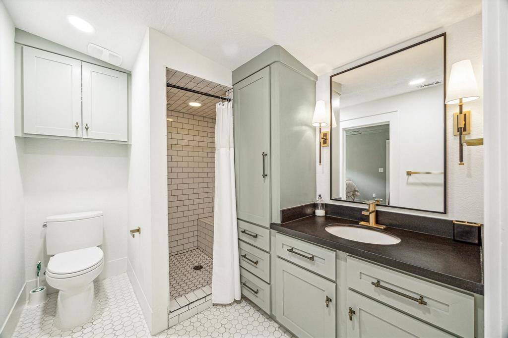 En-suite primary bathroom features a walk-in shower & a walk-in closet