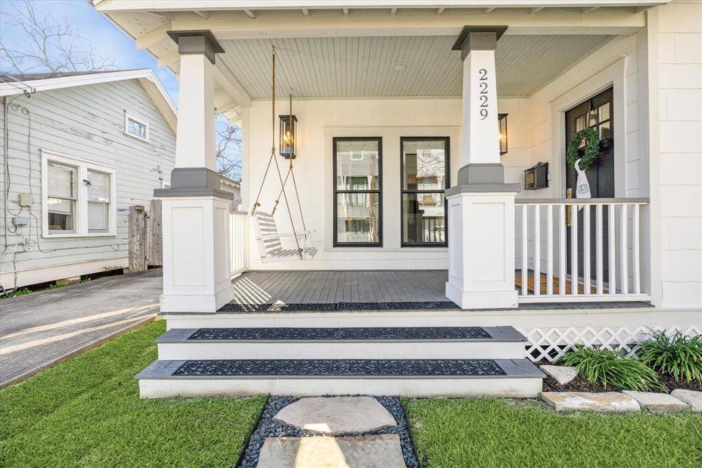 Front porch complete with swing!