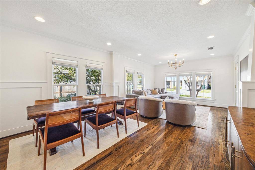 Dining room is great for entertaining