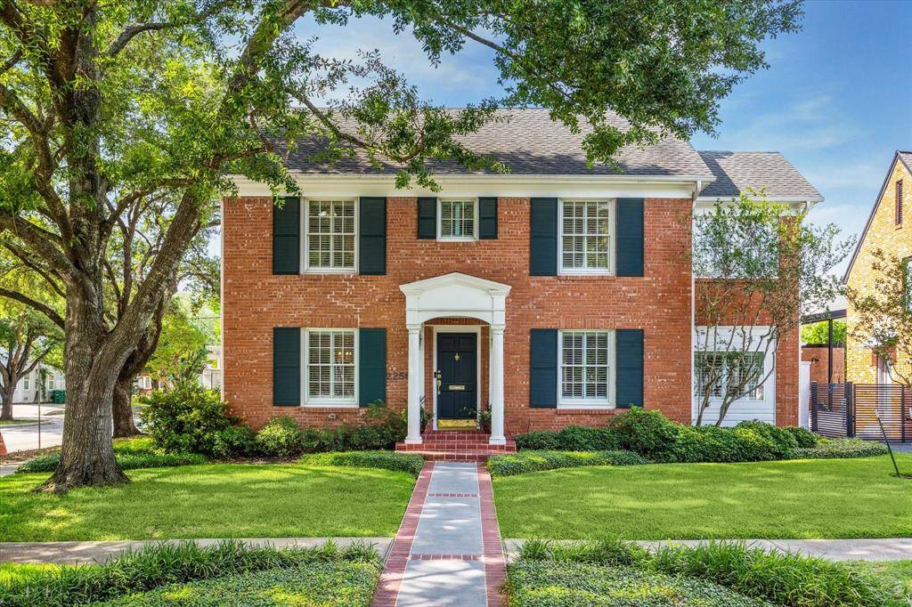 2256 Dryden, located in the Southgate neighborhood, is perfectly located just to the west of the Texas Medical Center and only 2 blocks away from all of the amazing shops and restaurants in the Rice Village Arcade and the Rice University campus.