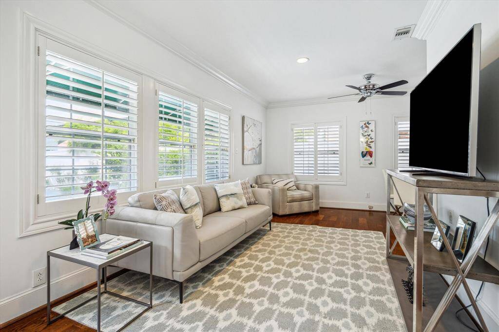 This flex room is 21' in length and has north facing windows which overlook the pool and backyard.  The room continues around the corner to the right, creating an L-shaped room.