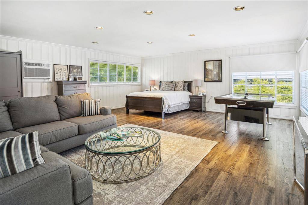 Most guest suites are only 20' x 20'.  This garage suite is more than 50% larger than the standard garage that sits above a 20' x 20' garage.