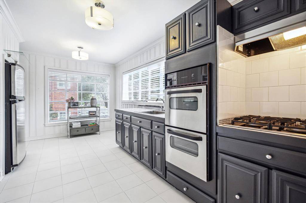 The guest suite's kitchen 150+ kitchen has double ovens, an electric cooktop and full-size refrigerator.