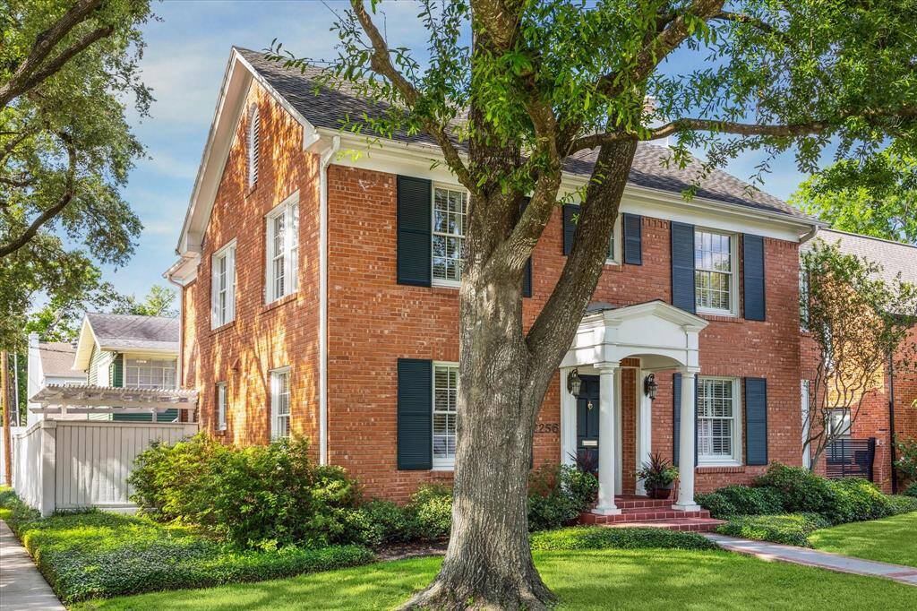 2256 Dryden, with its pliable floor plan has a total of 3,728 square feet per HCAD, is the perfect home in the perfect neighborhood just minutes away from the Texas Medical Center, Rice Village, Rice University and Downtown Houston.