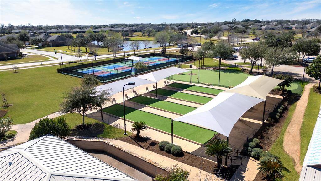 4 pickleball courts and 2 tennis courts.