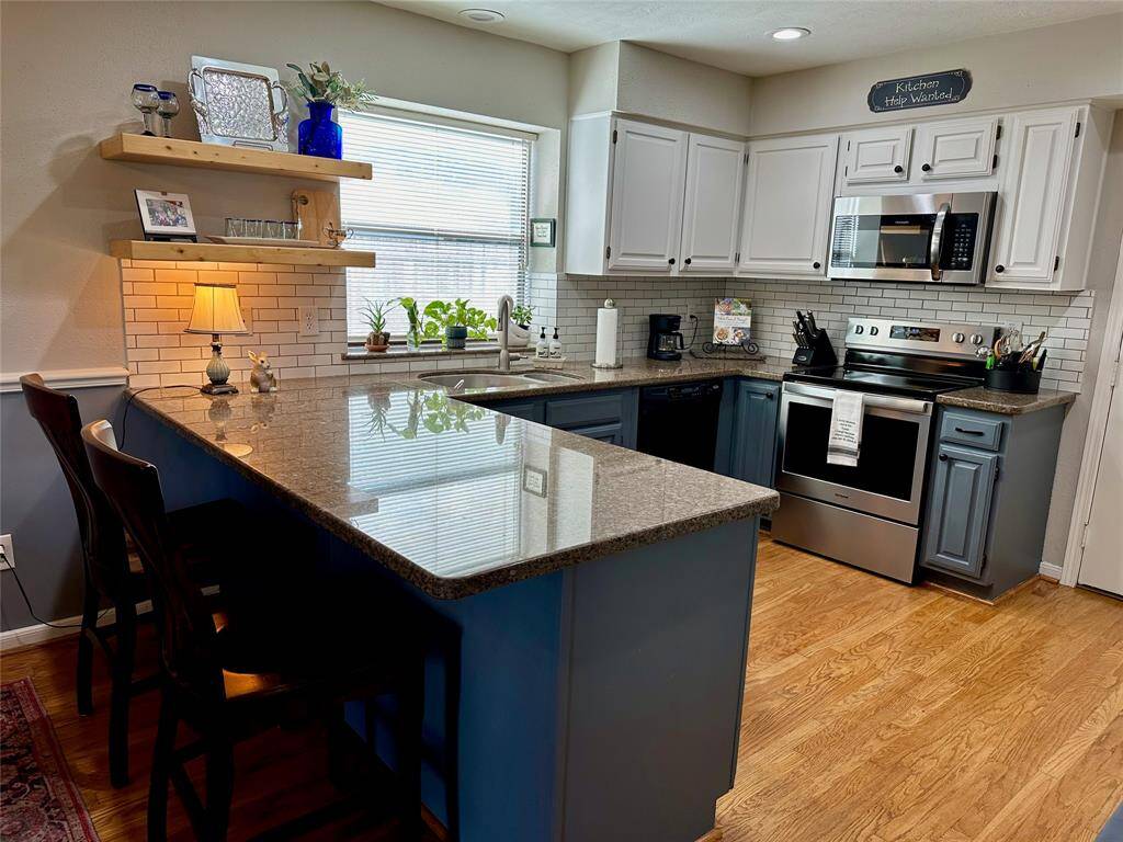 A well arranged kitchen for efficiency.