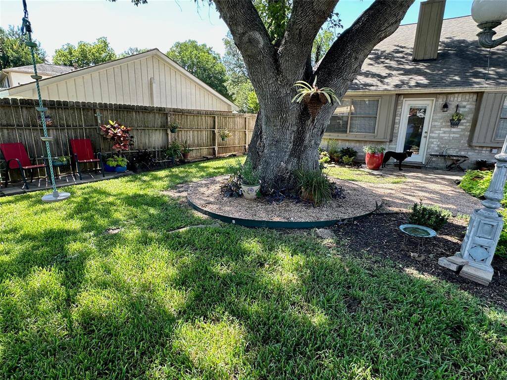 Every angle of this yard is a lovely view.