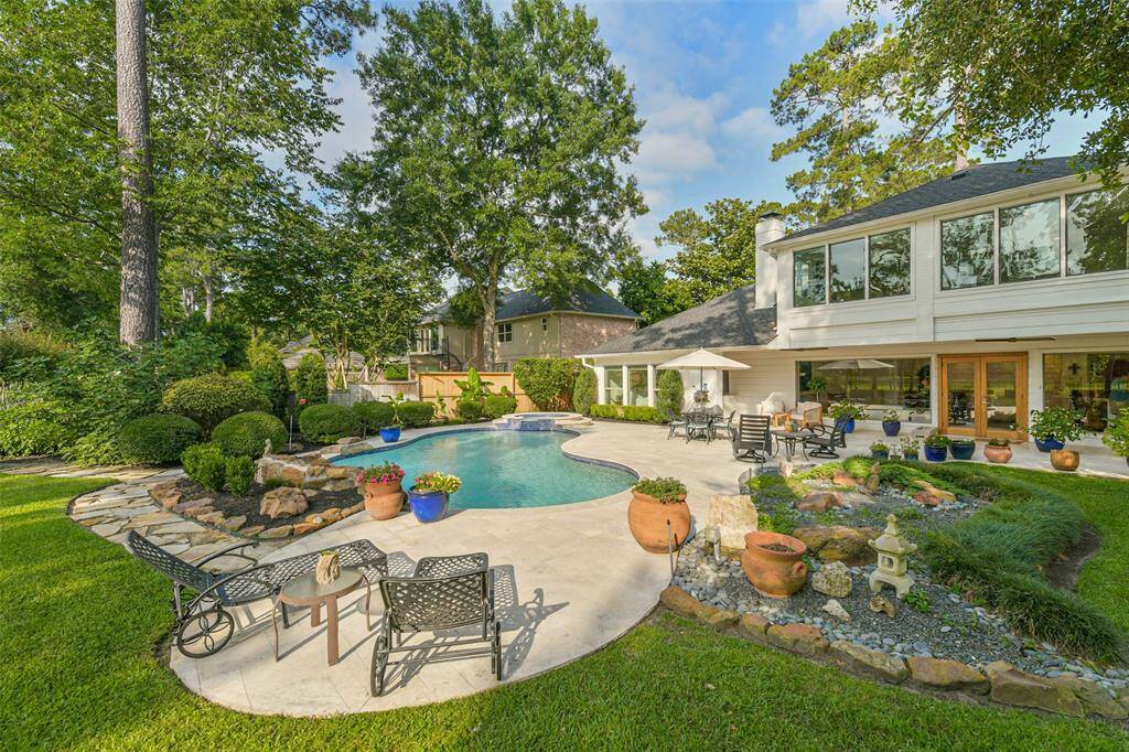 Enjoy the sunset from the house and the pool.