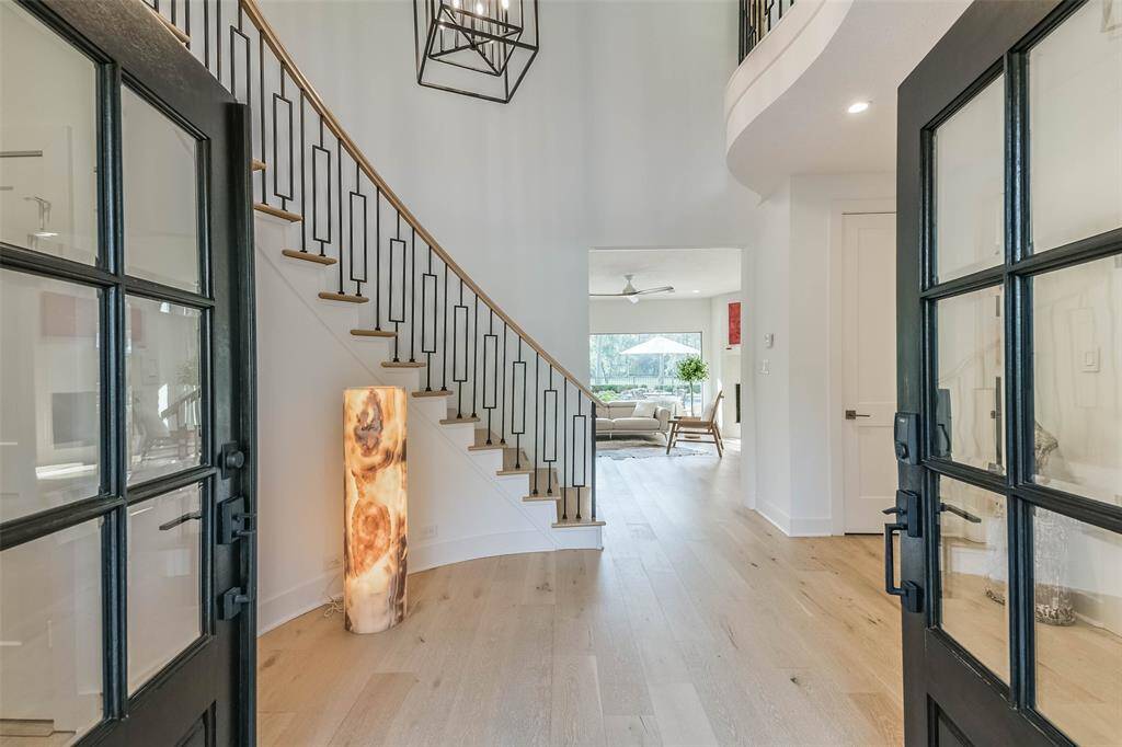 Grand foyer welcomes you with view flowing to the golf course.