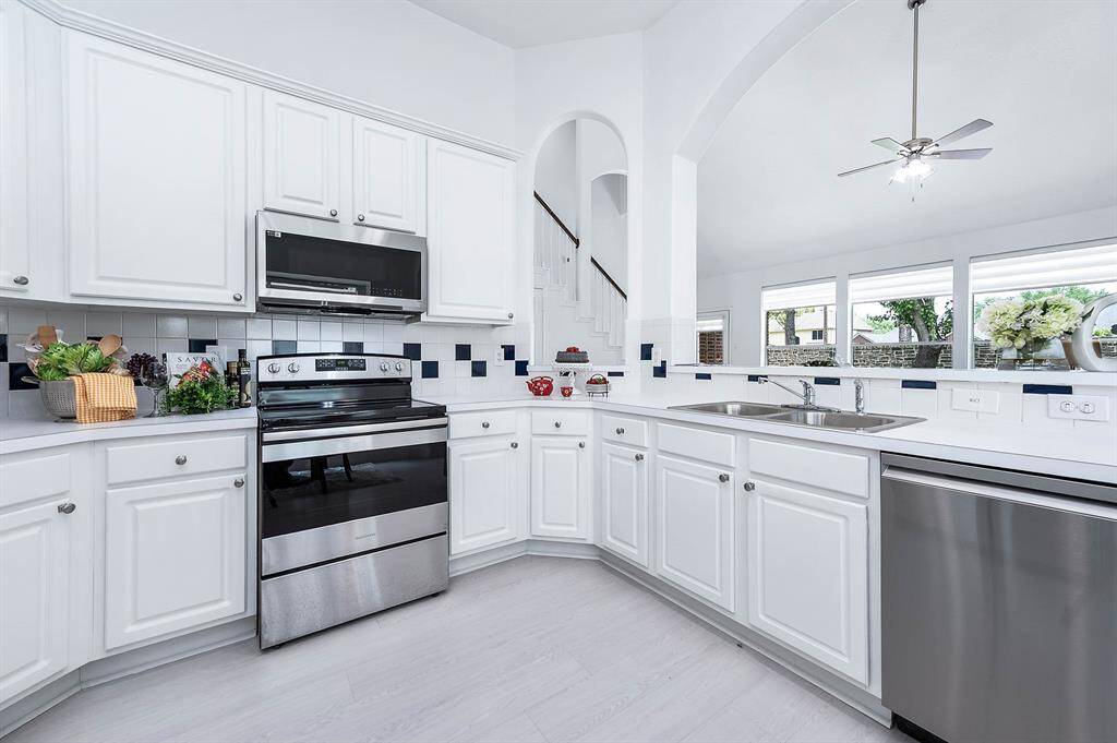 Spacious kitchen with New Microwave!