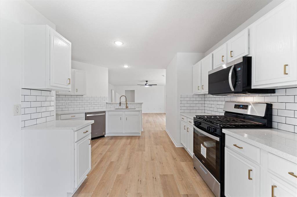 lots of cabinet space!