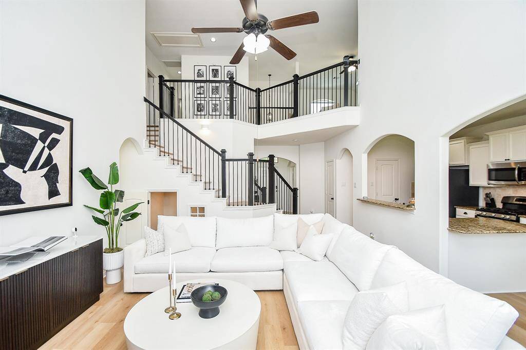 Let's check out the beautiful living area...