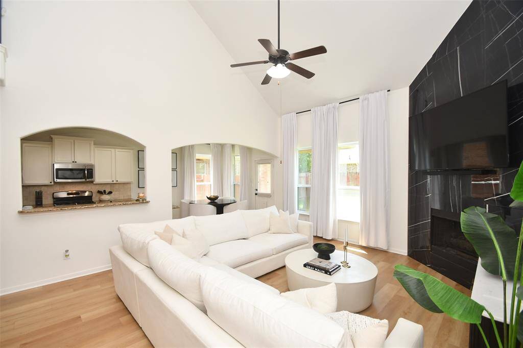 with a great flow into the kitchen/breakfast nook and plenty space for everything.