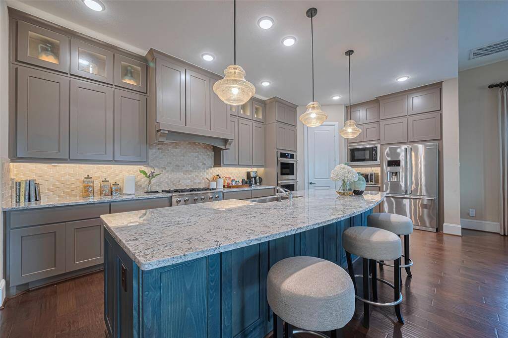 Stainless steel appliances, double ovens and cooking with gas means this kitchen is not only beautiful, but also functional