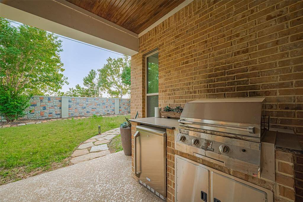 Outdoor kitchen for grilling with direct gas feed
