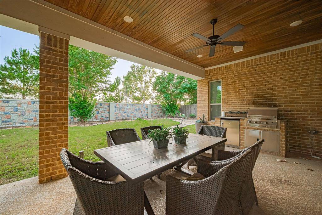 A nice bit of privacy for this backyard has no direct rear neighbor