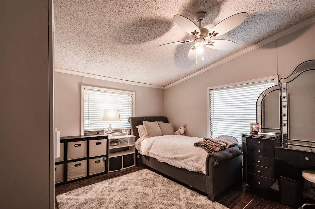 2nd guest bedroom with tons of space!