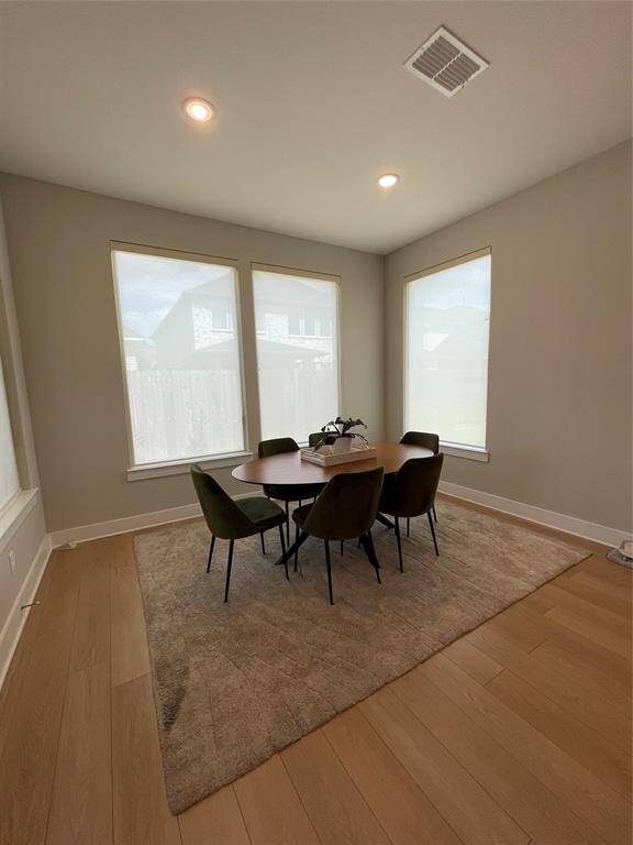 Cozy and intimate breakfast/dining area.