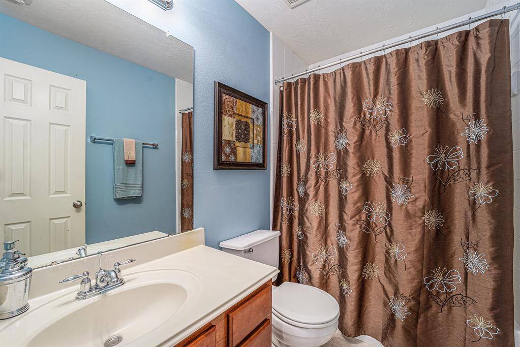 A full-sized secondary bathroom with shower/tub combination and tile surround!