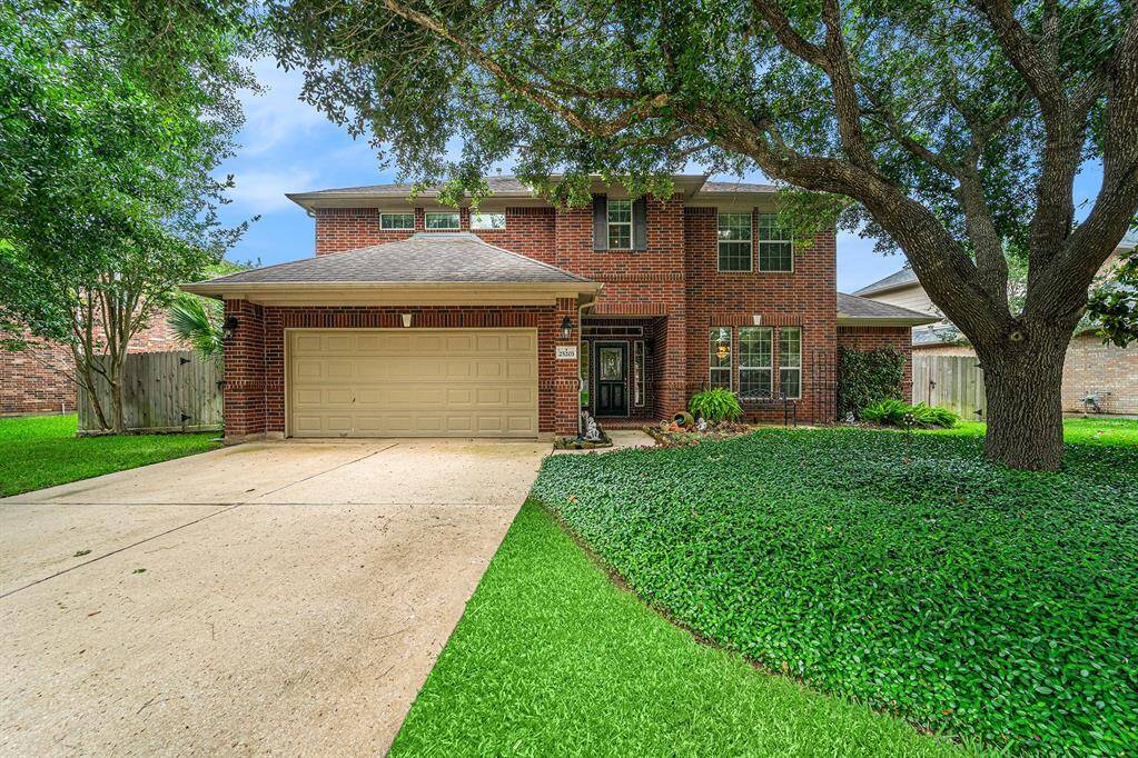 Everything is thriving in this yard with the help of a full sprinkler system! Don't you just love the mature oak that provides shade from the Texas sun!