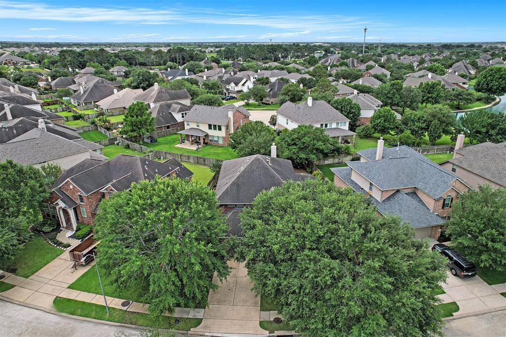 Don't miss out on the opportunity to live and play in Westheimer Lakes, conveniently located near area shopping and dining!  Schedule a showing today!