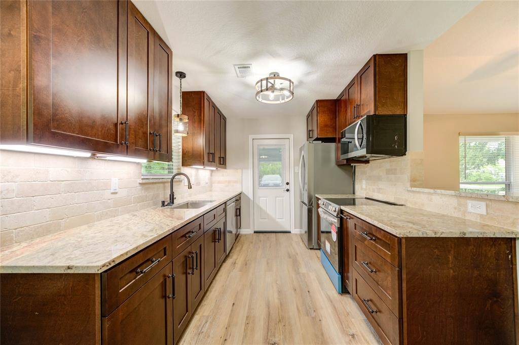 Beautiful updated kitchen with new appliances