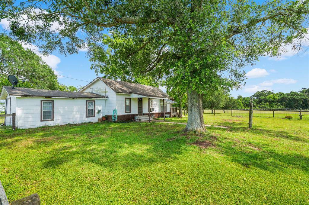 1/1/1 Guest house with beautiful shade trees