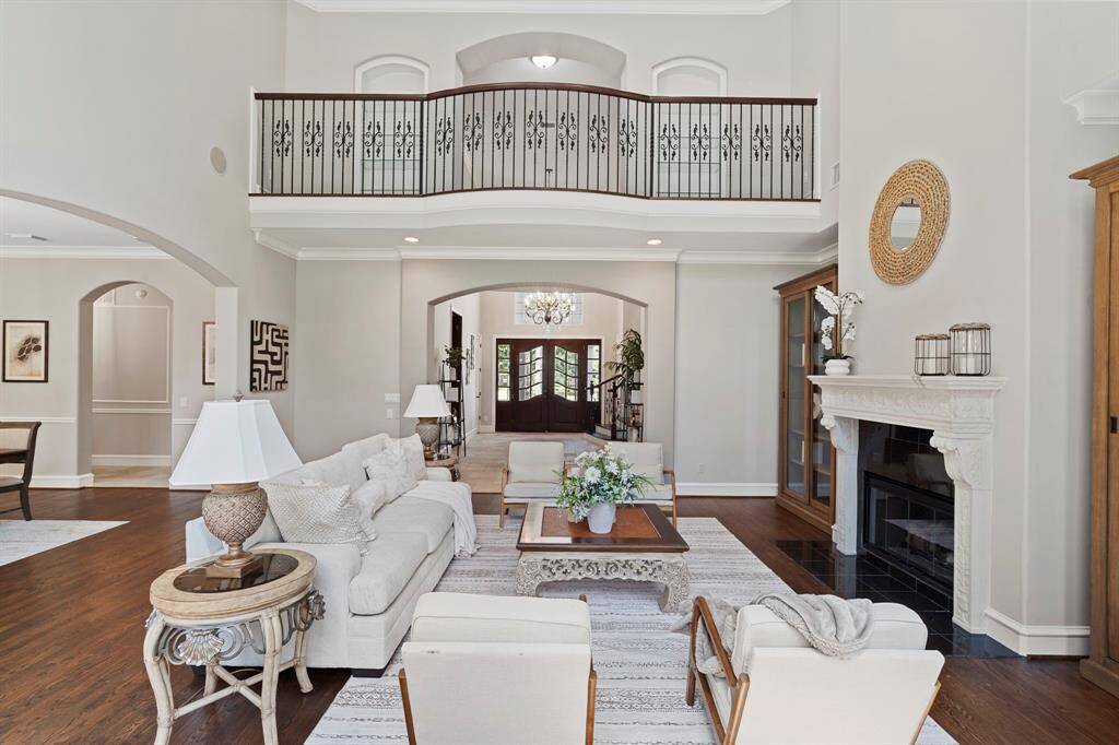 Welcome to a living room thateffortlessly combines comfort andstyle.