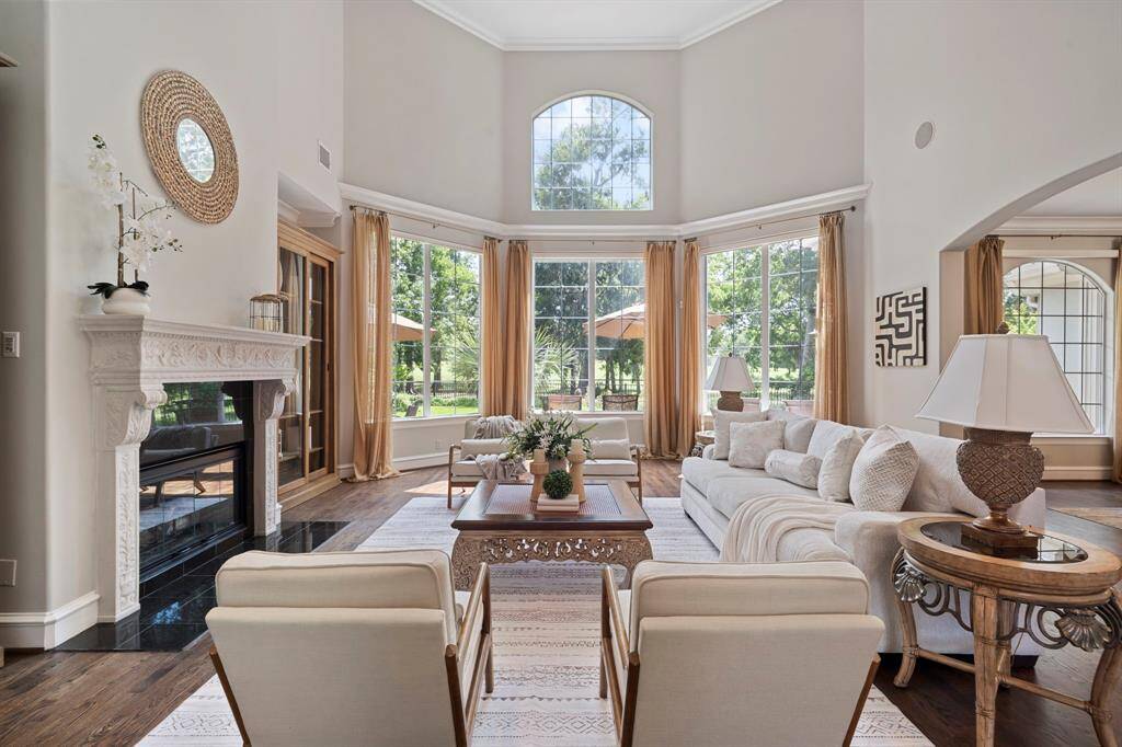 At the heart of the space, a gas fireplaceadds a cozy focal point, providingwarmth and charm.